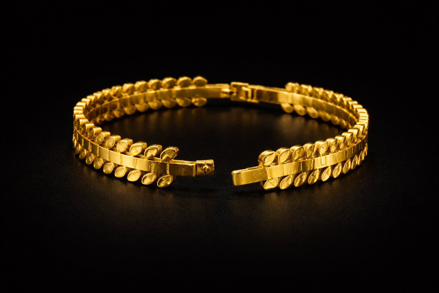 Luxurious Stainless Steel Anti Tarnish Signature Gold Leaf Designer Bracelet